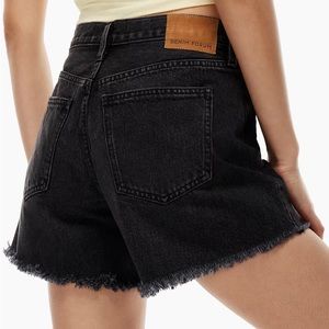 Denim Forum The Ex-Boyfriend Midi Short (Medium Wash)